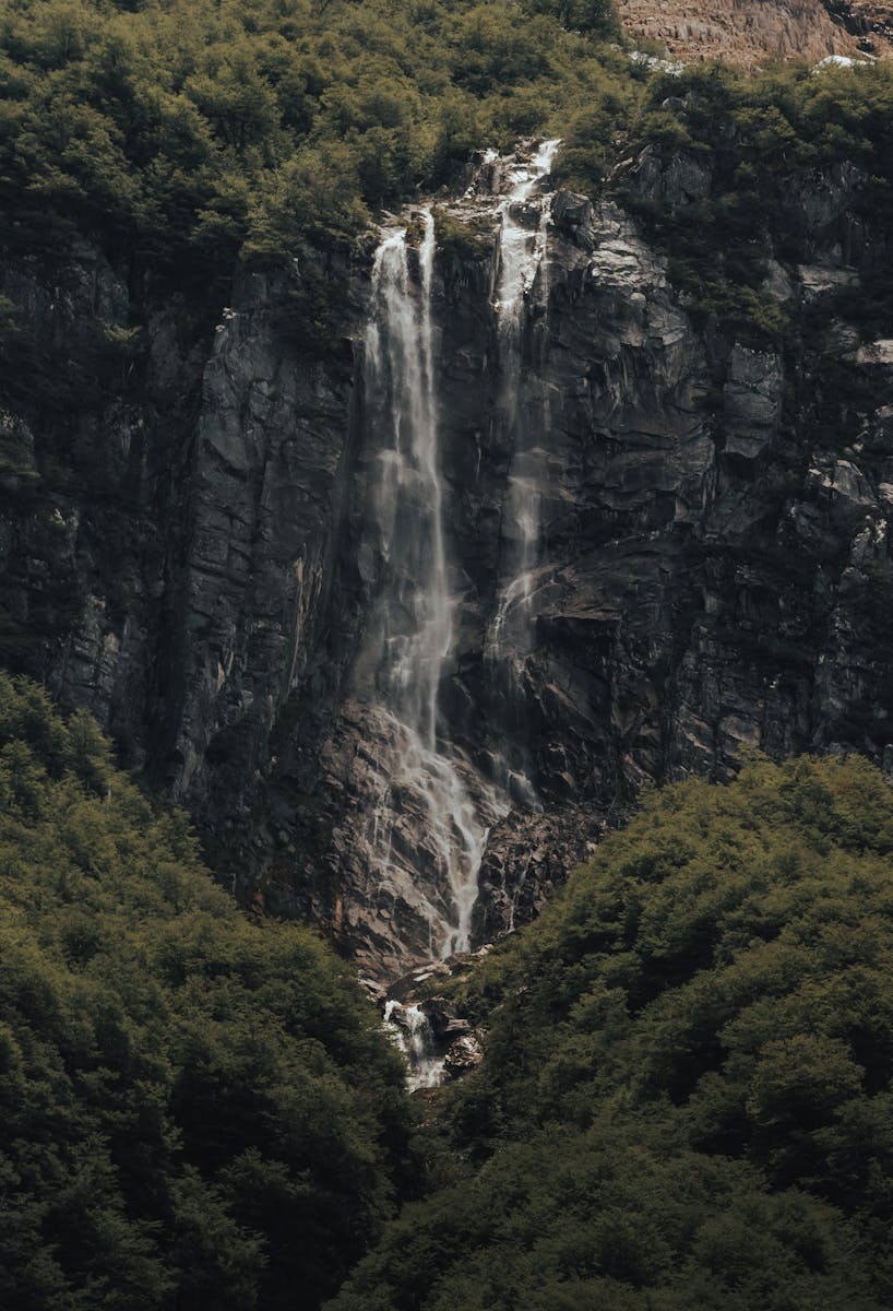 flowing water rock wallpaper Swish Cascades from the Rock 4K UHD Screen wallpaper – The Fantastic thing about Flowing Serenity